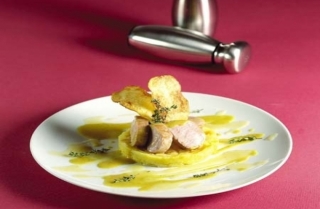 Solomillo de cerdo sobre torta de cebolla y salsa curry de Madrás